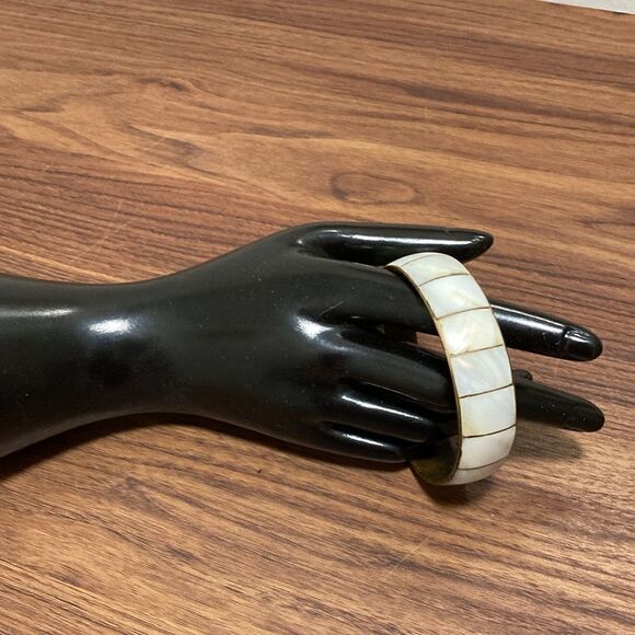 Vintage Mother of Pearl & Brass Bangle Bracelet. 80’s to 90’s. - Picture 1 of 5